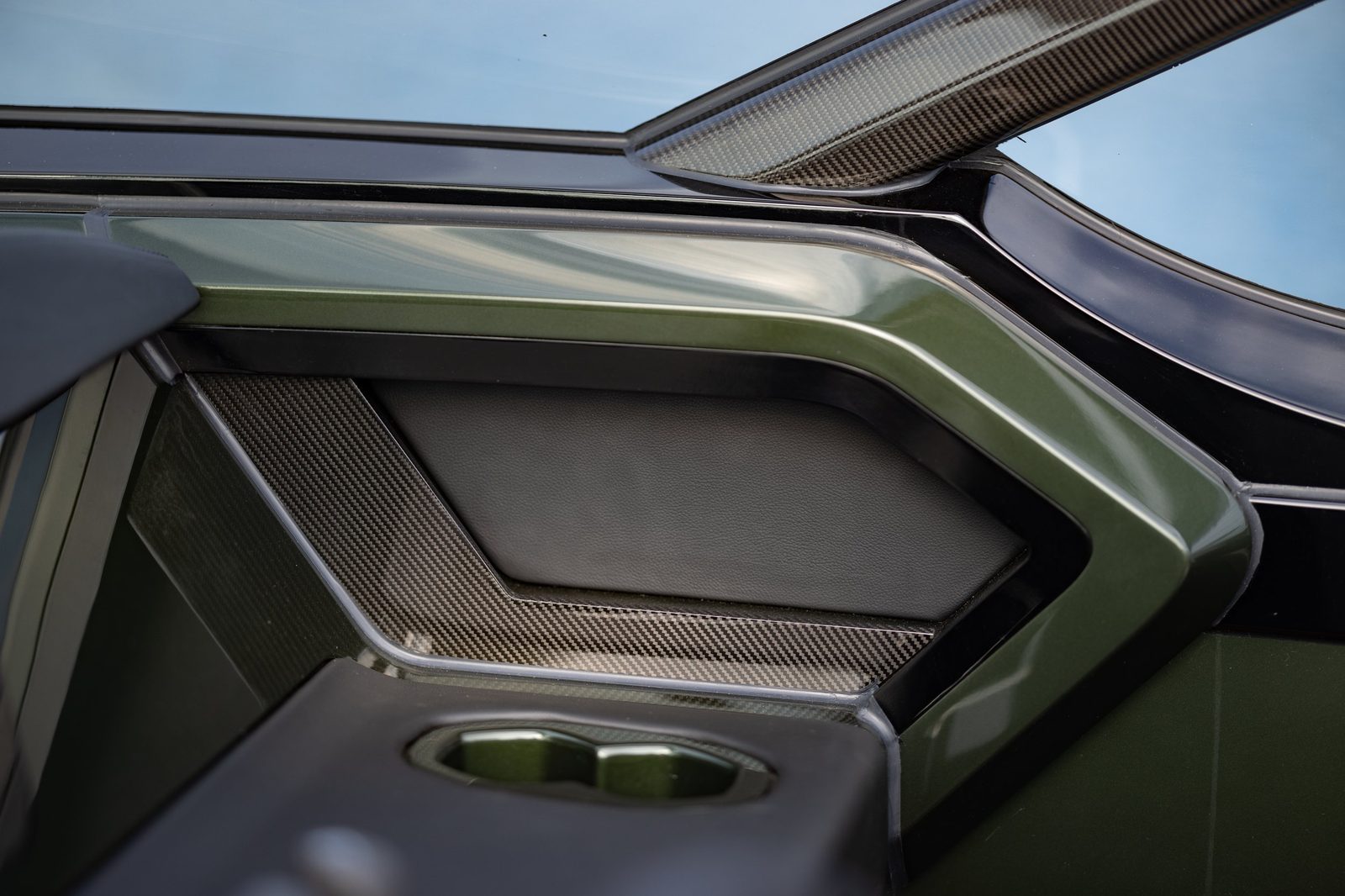 Cockpit van een open jacht met carbon details en groene accenten