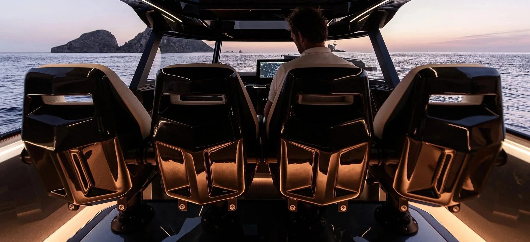 Vier carbon stoelen in de cockpit van de Stratos DB50 op zee