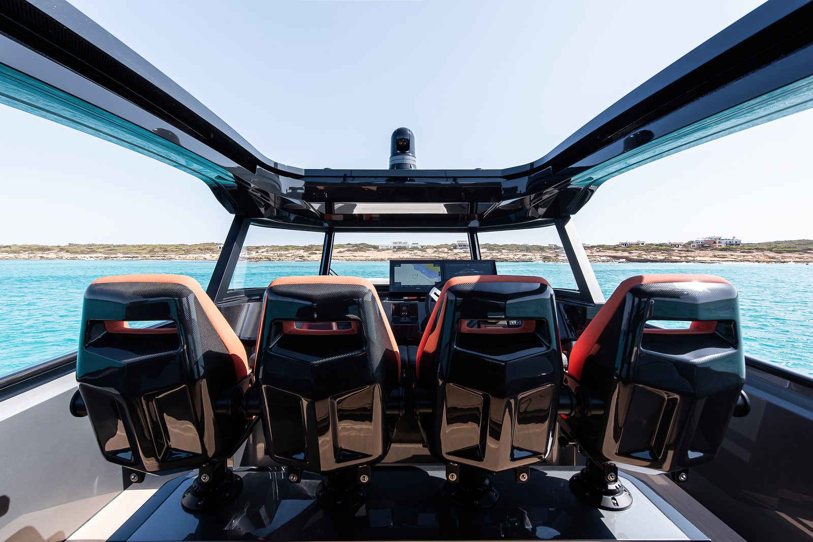 Overzicht van het interieur van de Stratos DB50 met carbon consoles