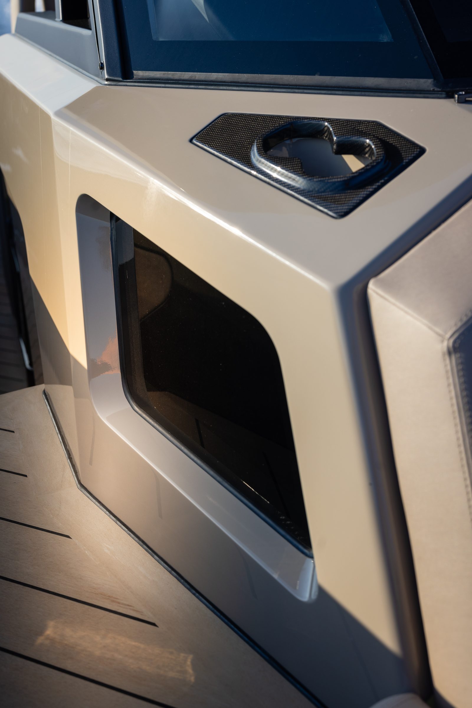 Carbon cupholder ge&iuml;ntegreerd in console van een Wajer 44