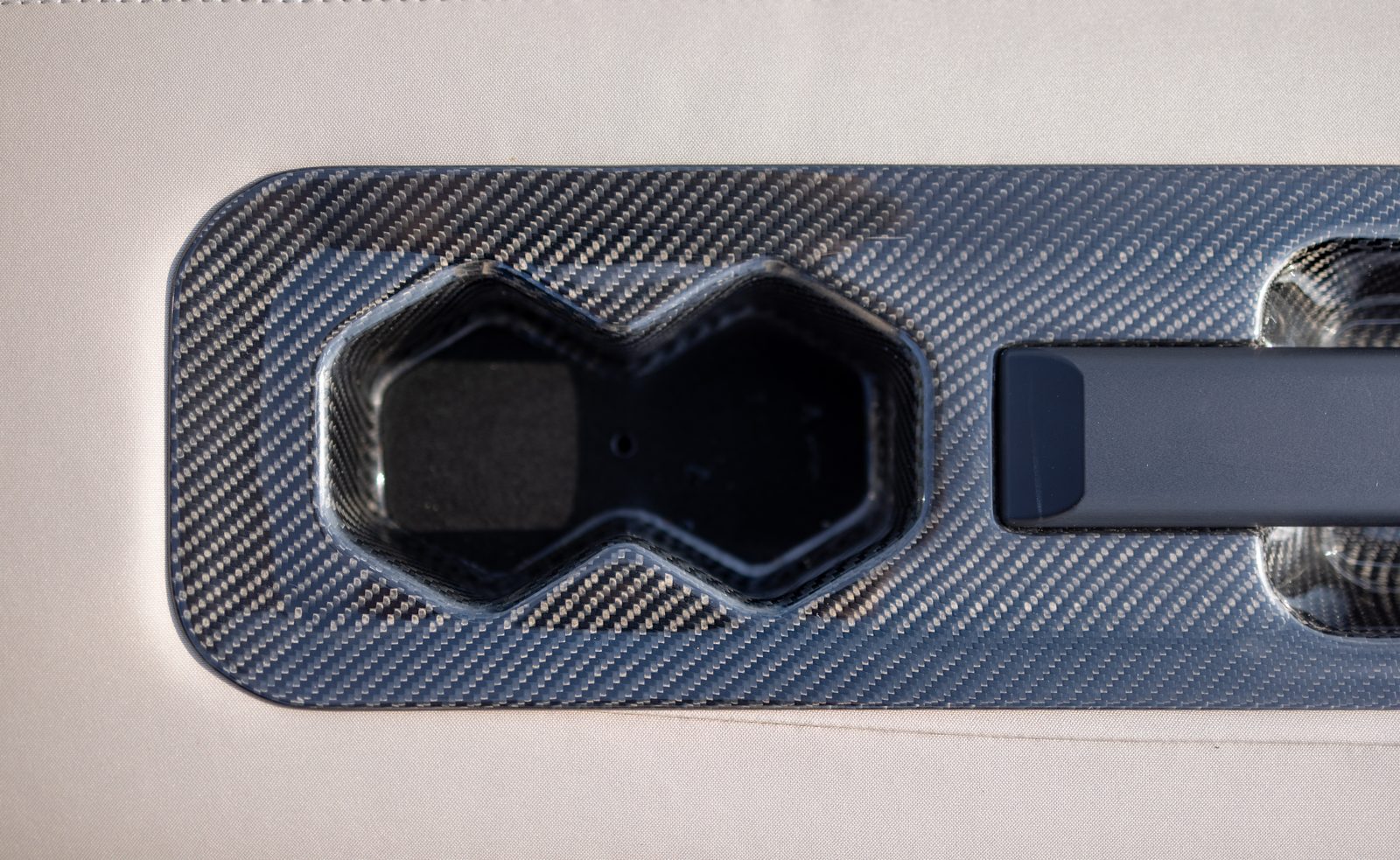Zichtcarbon end-caps met cupholders op een Wajer 44